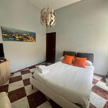 Santa Isabel Low Cost Rooms In Private House Sevilha Exterior foto